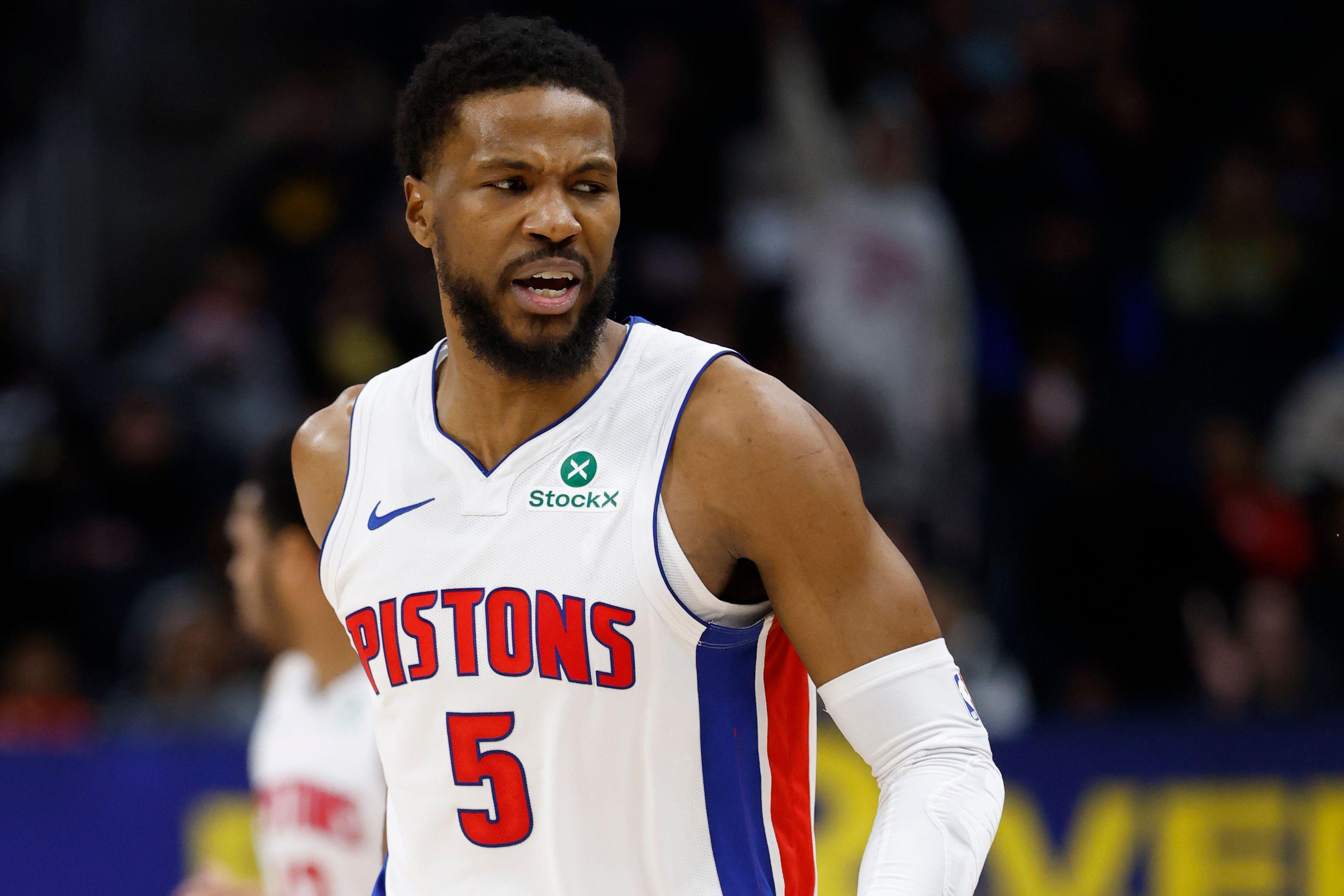 美记：尼克斯和骑士有意签下比斯利，但只能提供底薪合同